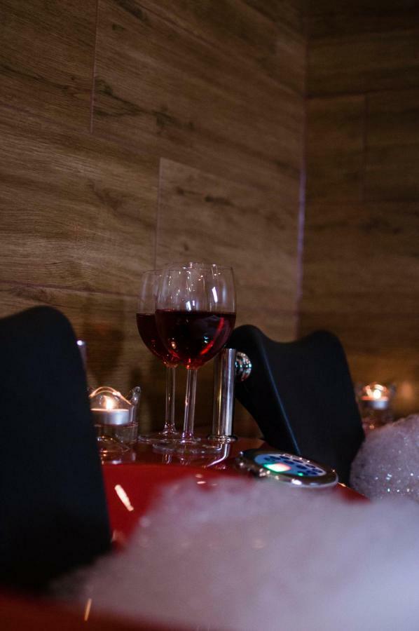 Jacuzzi Apartment Red Krakow Bagian luar foto